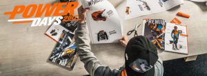 Ein Kunde betrachtet Kataloge und Werbematerialien für KTM und Husqvarna im Rahmen der Power Days 2021.