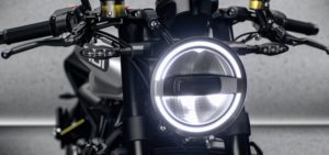 Modernes Motorraddesign mit markantem Scheinwerfer und stylischen Handgriffen, ideal für KTM und Husqvarna Fans.