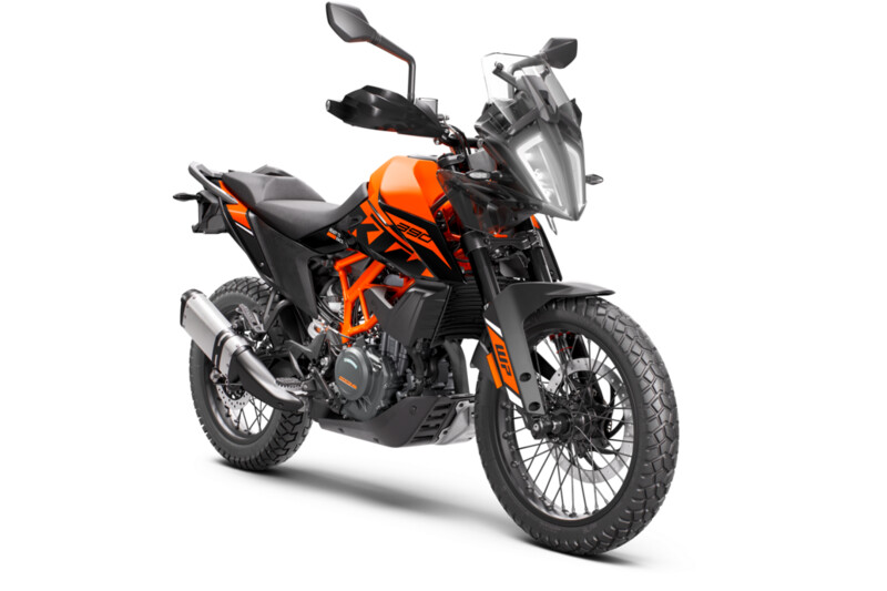 KTM Adventure Motorrad in auffälligem Orange und Schwarz, ideal für Offroad-Abenteuer und Straßenfahrten.