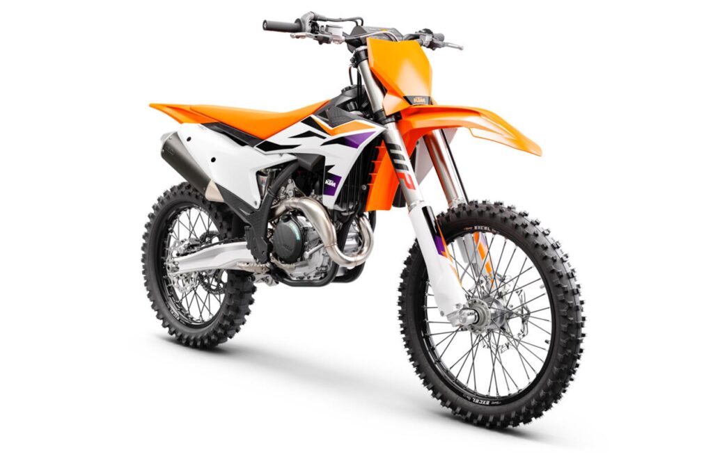 Motorrad der Marke KTM mit auffälligem orange-weißen Design, ideal für Offroad-Abenteuer und erhältlich bei Bräuer Motorradsport KG.