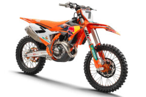 Motorrad der Marke KTM mit auffälligem Design und leistungsstarkem Motor, ideal für Offroad-Abenteuer.
