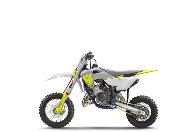 Moderne Husqvarna Motocrossmaschine in einem minimalistischen Design, ideal für Offroad-Enthusiasten, erhältlich bei Bräuer Motorradsport KG.