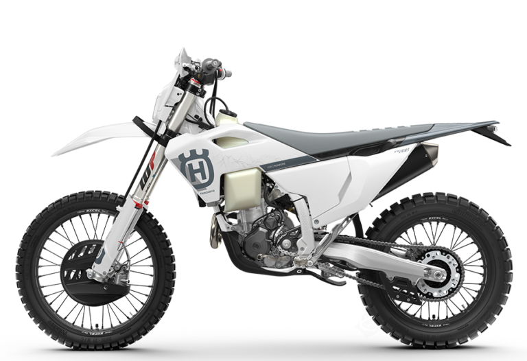 Die Husqvarna Enduro-Motorradmodell zeigt ein modernes Design mit leistungsstarkem Motor und robustem Fahrwerk, ideal für Offroad-Abenteuer.