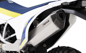 Detailaufnahme eines Husqvarna Motorrads mit einem hochwertigen Remus Auspuff und sportlichem Sitzdesign, ideal für Offroad-Abenteuer.